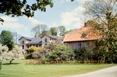 Östregårds Villa och Björklundska gården på varsin sida Ingelstadsvägen. Sent 1950-tal.