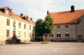 Frälsningsarméns fastighet i hörnet Klostergatan / Norra Järnvägsgatan. Växjö 1974. Sett från gården.