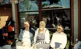 Lilly René (1920 - 2016), Sonja Hagman (1920 - 1999) samt Nelly Svensson (1931 - 2003) sitter och njuter i solen utanför Brattåsgården cirka 1990.