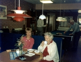 Brattåsgårdens café, okänt årtal. Vårdbiträde Susanne Olsen och Hulda Olsson (1903 - 2000), född Karlsson i Vommedal Östergård 