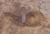 Ett sandstensbryne som påträffades vid en arkeologisk undersökning vid Eurostop i Jönköping 1998. Brynet är fotat in situ och det hittades i en nedgrävning, under en stenhäll.