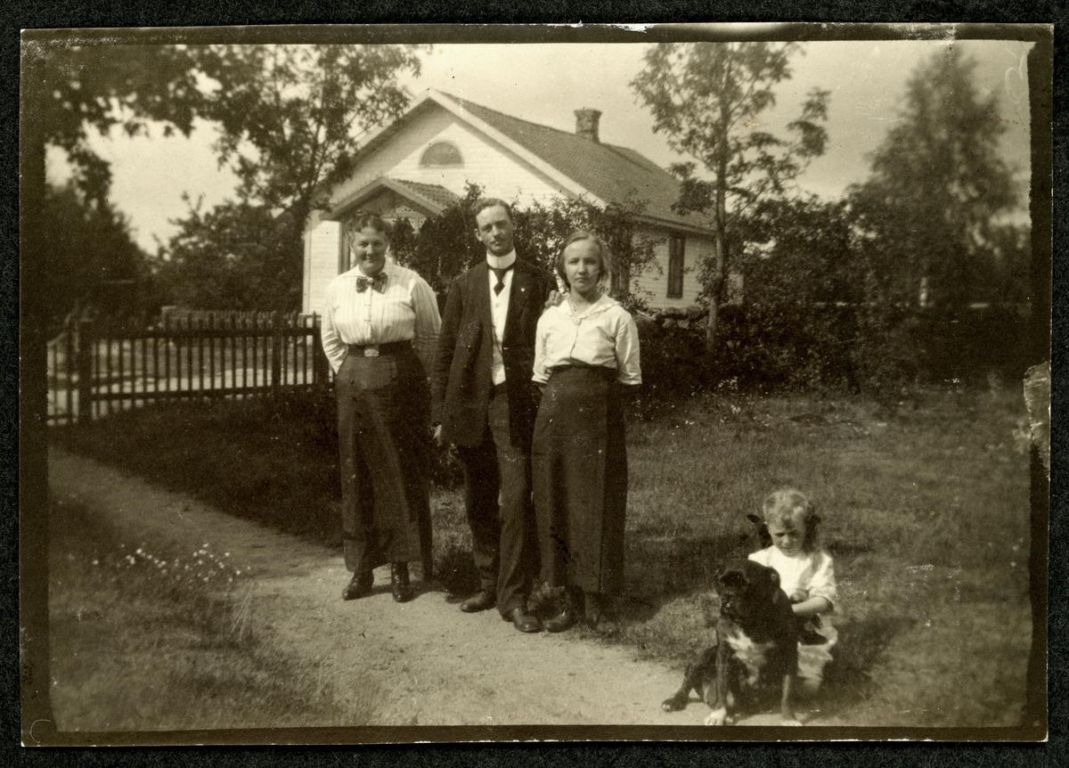 Unknown artist, Familj i trädgård