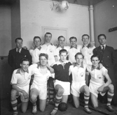 Handbollslag från IF Hallby. Rolf Levinie i raden längst ner nr 2 från vänster.