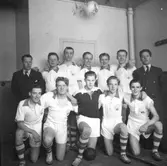 Handbollslag från IF Hallby. Rolf Levinie i raden längst ner nr 2 från vänster.