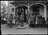 Män i uniformer framför Järnvägshotellet i Tibro