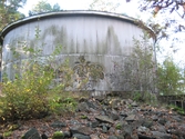 En vattenreservoar på Valåsberget (Stora Valås) i Lindome, Mölndals kommun. Fotografi taget den 14 oktober 2010. Byggnadsdokumentation inför rivning.