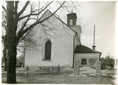 Tortuna sn, Västerås kn.
Exteriör av Tortuna kyrka, korgaveln. 1942.