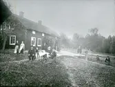 Tortuna sn, Västerås kn, Häpplinge.
Folk framför bostad, c:a 1900.