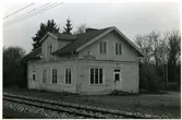 Tortuna sn, Västerås kn, Tortuna.
Stationshuset, 1985.
