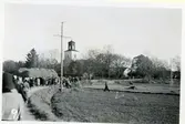 Tortuna sn, Västerås kn.
Västmanlands fornminnesförenings utflykt vid Tortuna kyrka.