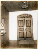 Tortuna sn, Västerås kn.
Tortuna kyrka. Dörrpar i vapenhuset, 1980.