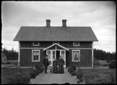 Familjen Bäckström framför bostaden