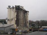 Rivningen av Soabs silo i Mölndals Kvarnby. Fotografi taget den 5 december 2008. Byggnadsdokumentation under rivning.