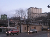 Rivningen av Soabs silo i Mölndals Kvarnby. Vy från Gamla Torget. I förgrunden ses även Götiska Förbundets friskola. Fotografi taget den 4 december 2008. Byggnadsdokumentation under rivning.