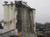 Rivningen av Soabs silo i Mölndals Kvarnby. Fotografi taget den 5 december 2008. Byggnadsdokumentation under rivning.