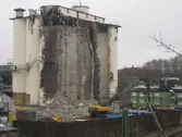 Rivningen av Soabs silo i Mölndals Kvarnby. Fotografi taget den 5 december 2008. Byggnadsdokumentation under rivning.