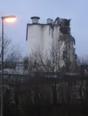 Rivningen av Soabs silo i Mölndals Kvarnby. Fotografi taget den 5 december 2008. Byggnadsdokumentation under rivning.