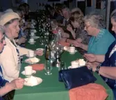 Hobbylokalens pensionärer är på utflykt till Rösans gård i Onsala, 1979-06-13. Andra person från vänster: Larsson (kvinna i vit hatt).
Träffpunkten för pensionärerna på Vommedalsvägen kallades av pensionärerna för ”Hobbyn” (därav Hobbylokalens pensionärer). Varje vår och höst gjorde pensionärerna en resa. Denna gång blev det till Rösans gård.