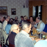 Räkfest för boende och anhöriga i Brattåshemmets matsal (Brattåsvägen 6) 1980-10-16.