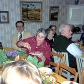 Räkfest för boende och anhöriga i Brattåshemmets matsal (Brattåsvägen 6) 1980-10-16. Sittandes från vänster ses anhöriga Nikolaj Babkin och Nina Babkin (dotter till Kondratij Krivtsov). Övriga är okända.