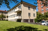 Byggnad U2 tillhörande Mölndals sjukhus i Bosgården, Mölndal. Fasad mot söder, gavel mot öster. Fotografi taget den 10 juni 2014. Byggnadsdokumentation inför rivning.