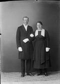 Ateljéporträtt - brudparet Mattsson från Finnskogen, Valö socken, Uppland 1922