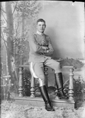 Ateljéporträtt - Knut Eriksson från Gunbyle, Hökhuvud socken, Uppland 1922