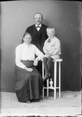 Ateljéporträtt - Johan Jansson med familj, från Snesslinge, Börstil socken, Uppland 1922