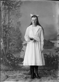 Ateljéporträtt - Astrid Andersson från Raggarön, Börstil socken, Uppland 1922