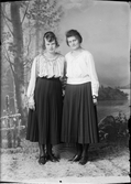 Ateljéporträtt - Bertha Frizell och Esther Pettersson från Singö, Uppland 1922