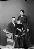 Ateljéporträtt - banvaktare Johansson med familj, från Hargshamn, Uppland 1922