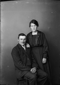 Ateljéporträtt - banvaktare Johansson med fru, från Hargshamn, Uppland 1922