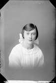 Ateljéporträtt - Elsa Mattsson från Vattensta, Hökhuvud socken, Uppland 1922