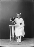 Ateljéporträtt - Hilda Andersson från Annö, Valö socken, Uppland 1922