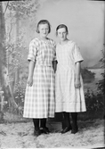 Ateljéporträtt - Ingrid Sporrong och Elsa Karlsson från Harg socken, Uppland 1922