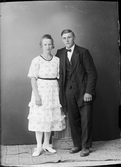 Ateljéporträtt - man och Ellen Jansson, från Tuskö, Börstil socken, Uppland 1922