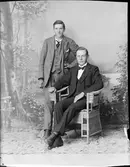 Ateljéporträtt - Wilhelm Eriksson och E. Hörner från Börstil socken, Uppland 1922