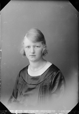 Ateljéporträtt - Alice Häggrot från Marka, Harg socken Uppland 1922