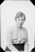 Ateljéporträtt - Eda Sundell från Börstil socken, Uppland 1922