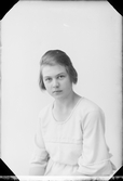 Ateljéporträtt - Sigrid Eriksson från Johannisfors, Forsmark socken, Uppland 1922