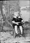 Ateljéporträtt - barn till Anna Pettersson från Elvisjö, Börstil socken, Uppland 1922