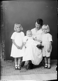 Ateljéporträtt - fru Holmberg med barnen, från Östhammar, Uppland 1922