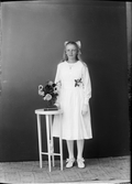 Ateljéporträtt - Hilda Andersson från Annö, Valö socken, Uppland 1922