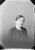 Ateljéporträtt - Anna Johansson från Högalund, Östhammar Uppland 1921