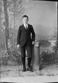 Ateljéporträtt - Eskil Holmgren från Gimo, Skäfthammar socken, Uppland 1921