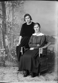 Ateljéporträtt - kvinna och Nanny Tingberg från Östhammar, Uppland 1921