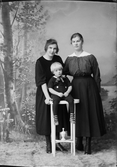 Ateljéporträtt - kvinna och pojke tillsammans med Nanny Tingberg från Östhammar, Uppland 1921