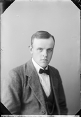 Ateljéporträtt - Helge Frisell från Singö, Uppland 1921