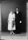 Ateljéporträtt - brudparet Söderberg från Öregrund, Uppland 1921