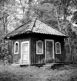 Sura sn, Surahammars kn, Västsura.
Hemlighus i Karolinsk stil.